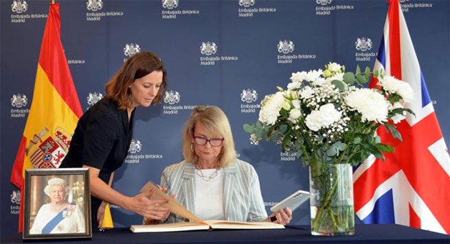 Rosa Olazbal firma en el libro de Condolencias por el fallecimiento de Isabel II de Inglaterra