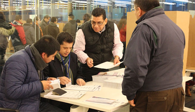 Los ecuatorianos residentes en Espaa ejercen su derecho al voto, convocado por el Gobierno Nacional