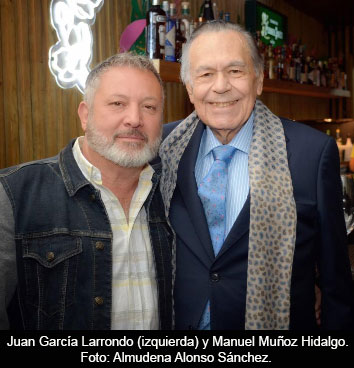 Manuel Muñoz Hidalgo y Juan García Larrondo trabajan en un proyecto sobre El Amor y La Paz