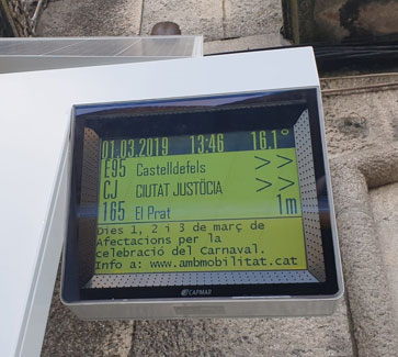 Las pantallas de bus en catalán sólo son una anécdota. El retraso no.
