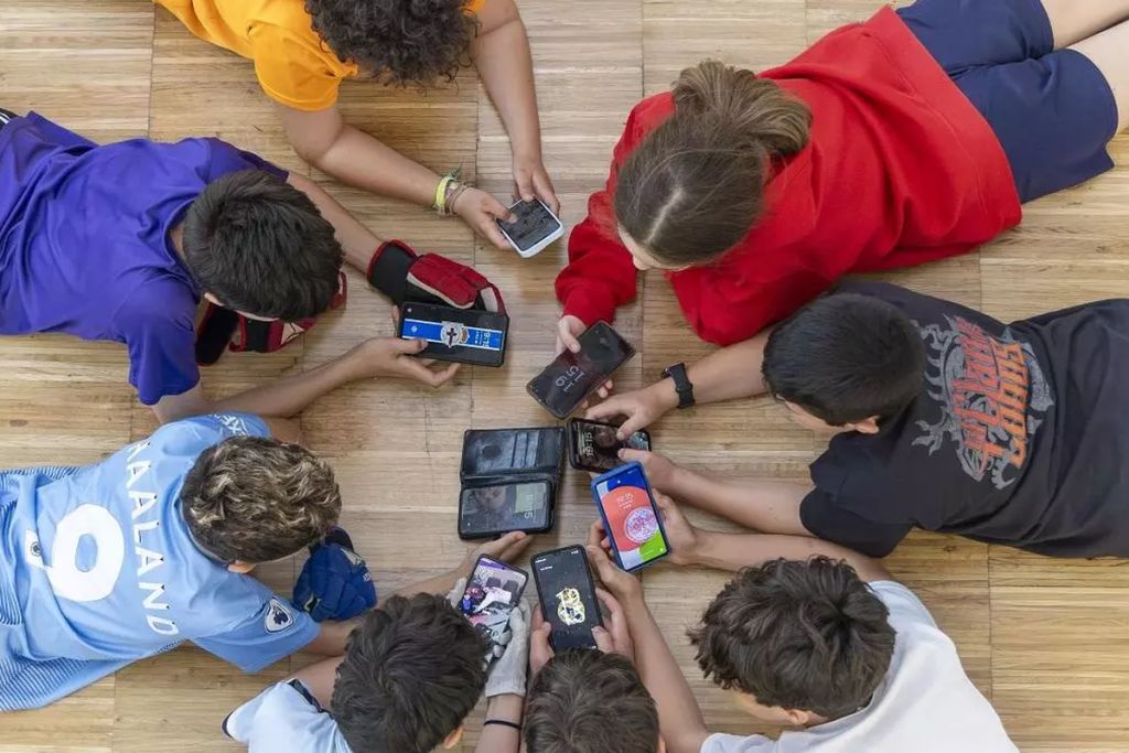 Foto de la noticia destacada (ninos-moviles.jpg)