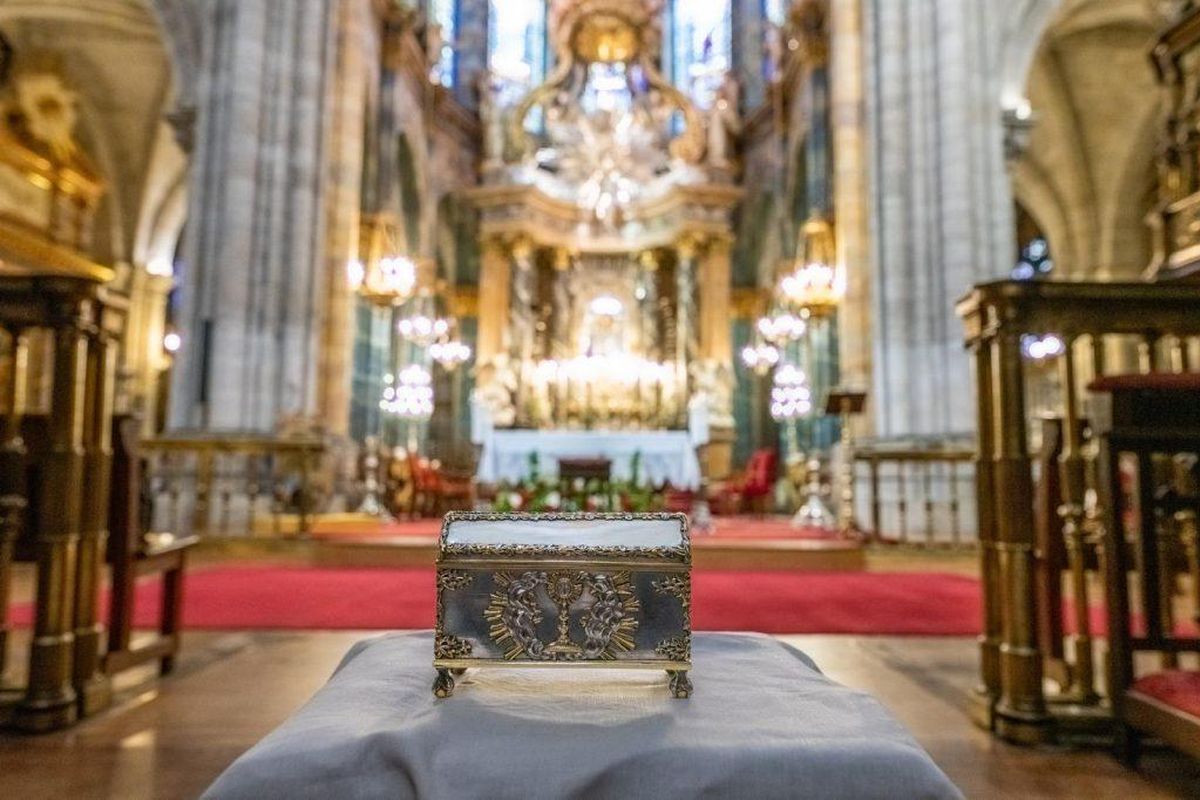 Foto de la tercera plana (ofrenda-antigo-reino-galicia.jpg)