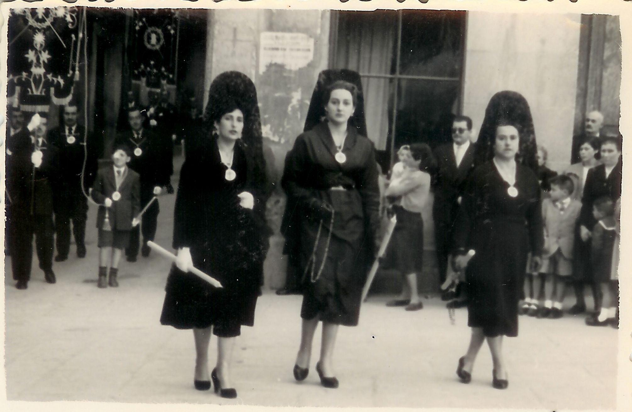 Luz Pozo y la Hermandad de Mujeres de la Santa Cruz de Viveiro