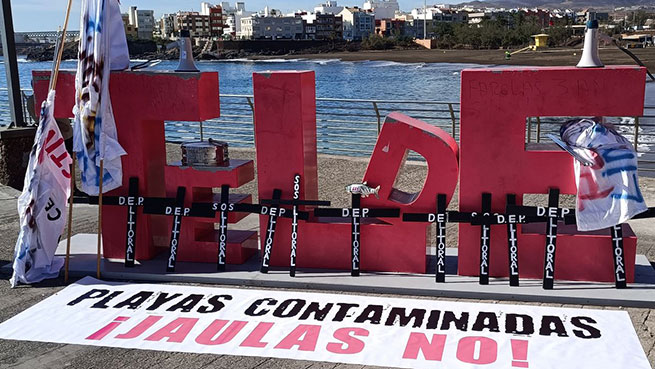 Cruces negras, cementerio y enterradores en la playa de Salinetas