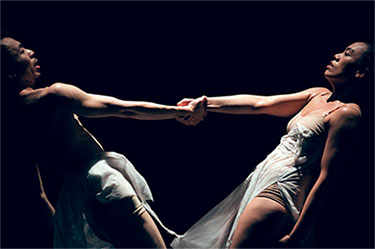 La compañía BareFeet Dance Theatre, se presenta en la Fira Mediterránea de Manresa