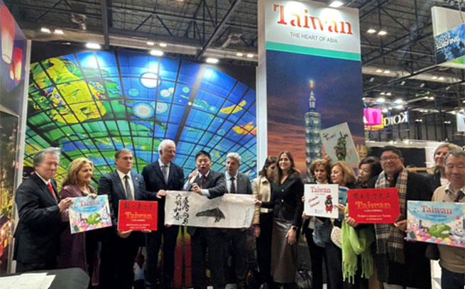 Carlos Antonio Yeh, representante en funciones, inaugura el stand de Taiwn en FITUR 2025