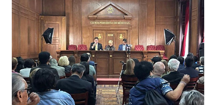 El escritor Guillermo Rocafort Pérez recibe un homenaje por el Club de Periodistas de México