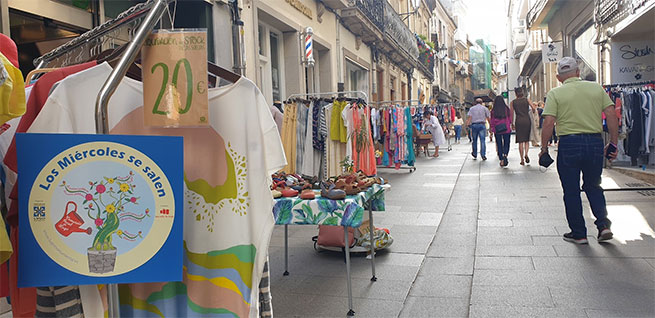 El pequeo comercio prepara una fiesta en el centro