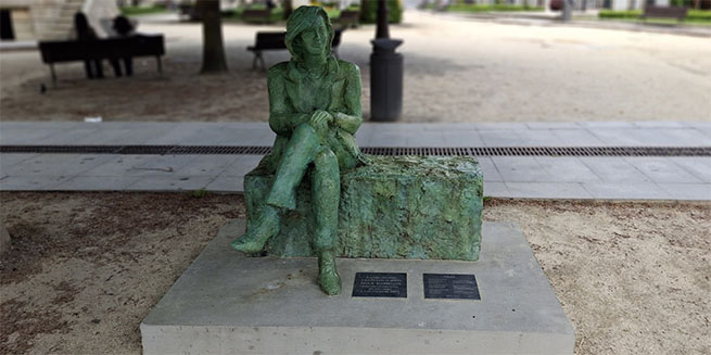 Sobre la escultura dedicada a Paula Alvarellos