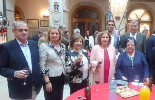 Las meigas de San Juan homenajean a la Bandera de España en Coruña