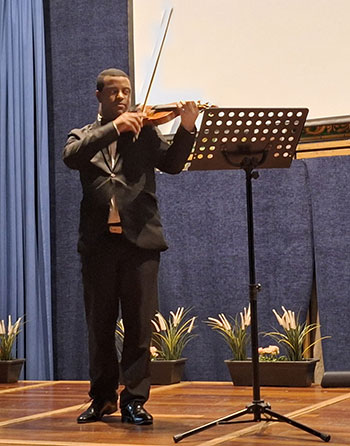 Música de violín en el Casino de la Coruña