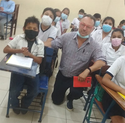 Diversas Actividades para recaudar material escolar en el país Andino