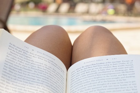 Novelas recomendadas para leer mientras tomas el sol