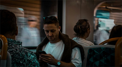 Por qué cada vez más jóvenes prefieren experiencias online rápidas y móviles