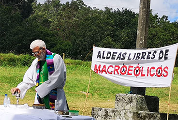 Misa protesta polo crego de Xestoso no Mosteiro de Monfero