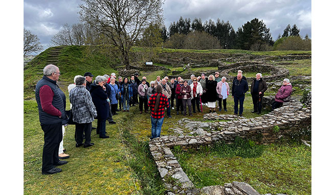 Visita da UNED Senior ao Castro de Viladonga