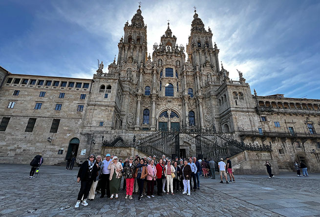 Finaliza el curso 2024/2025 de la UNED Senior Coruña visitando Santiago