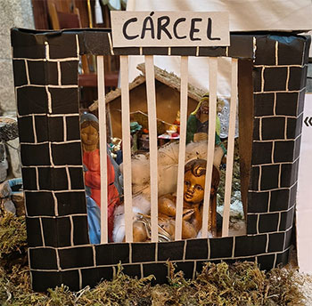 O Belén de San Pedro de Cambás denuncia a xenofobia cun portal baleiro e a Sagrada Familia encarcerada San Pedro de Cambás (Aranga)