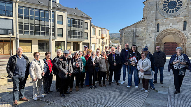 Visita de la Asociación de Mayores de Momán a Meira