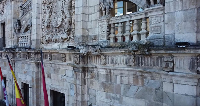 El ayuntamiento de Astorga restaura la fachada de la Casa Consistorial