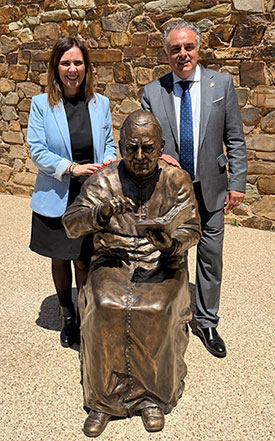 Astorga descubre una escultura al Obispo Grau en el Palacio de Gaudí