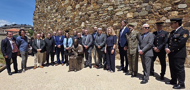 Astorga descubre una escultura al Obispo Grau en el Palacio de Gaudí