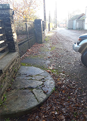 Vecinos de O Cantón, en Otero de Rey, denuncian el abandono del barrio y exigen actuaciones inmediatas al Ayuntamiento