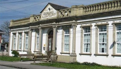 Sola entre la niebla