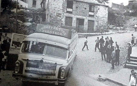 Un coche da Empresa Ledo de Chantada fixo cambiar o recorrido de Franco a seu paso por Sarria en 1960