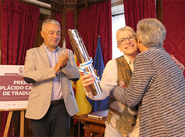 María Alonso Seisdedos recolleu en Vilagarcía o Premio Plácido Castro de Tradución 